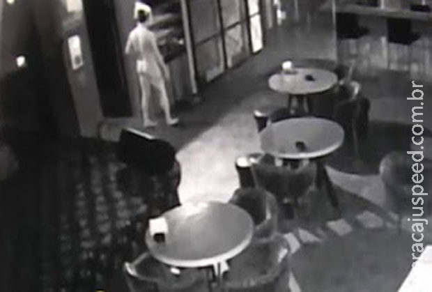 Câmeras flagram ladrão nu roubando bar