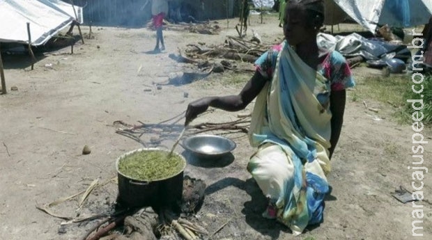 Fome faz crianças se alimentarem de grama cozida em país tomado pela guerra civil Fome faz crianças se alimentarem de grama cozida em país tomado pela guerra civil