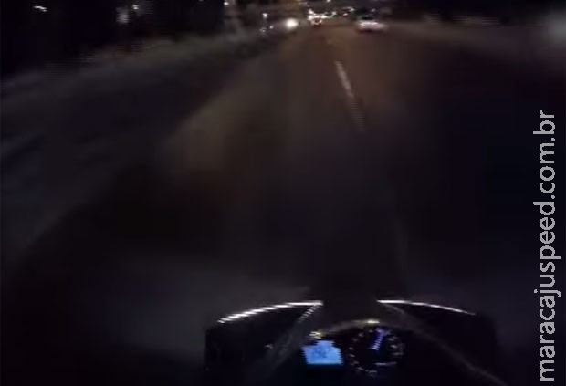Chinês é preso após postar vídeo nas redes sociais onde dirige a 237 km/h Chinês é preso após postar vídeo nas redes sociais onde dirige a 237 km/h