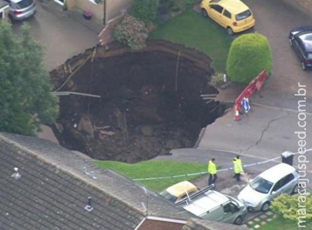 Cratera gigante surge ao norte de Londres