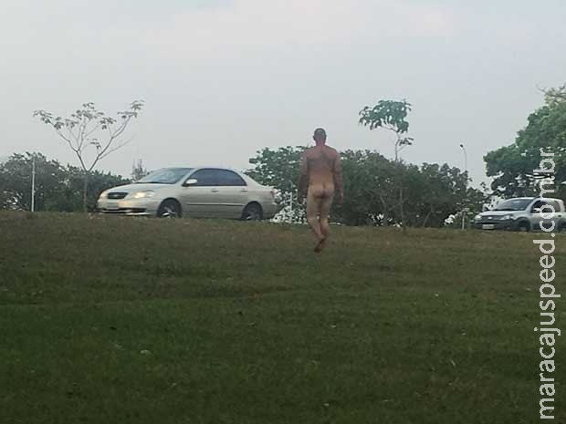 Homem anda nu perto de carros ao lado do Zoológico de Brasília