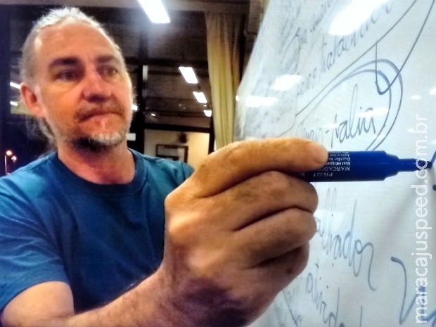 Ex-morador de rua, professor conta vida a universitários: Comi até lixo Ex-morador de rua, professor conta vida a universitários: Comi até lixo