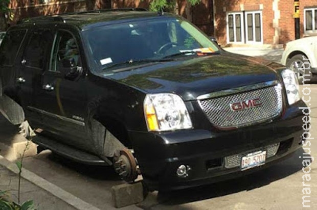 Após ter 4 rodas roubadas, motorista leva multa por deixar carro na rua