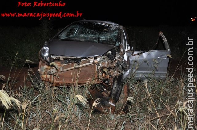 Maracaju: Carro bate em traseira de caminhão e capota na BR-267 Maracaju: Carro bate em traseira de caminhão e capota na BR-267