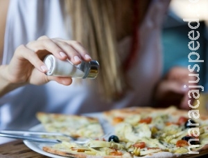 Projeto quer proibir sal em mesas de restaurantes