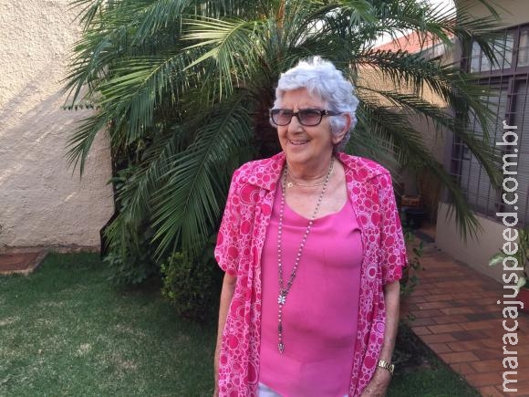 Aos 79 anos, ela venceu o câncer e hoje ensina que sorrir também é remédio Aos 79 anos, ela venceu o câncer e hoje ensina que sorrir também é remédio