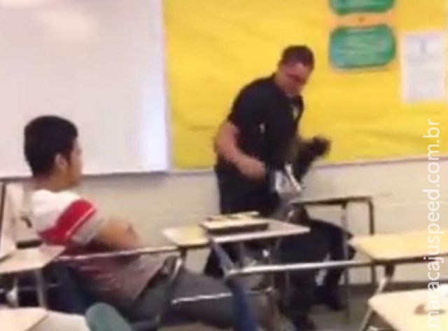 FBI abre investigação sobre vídeo de abuso policial em sala de aula nos EUA FBI abre investigação sobre vídeo de abuso policial em sala de aula nos EUA