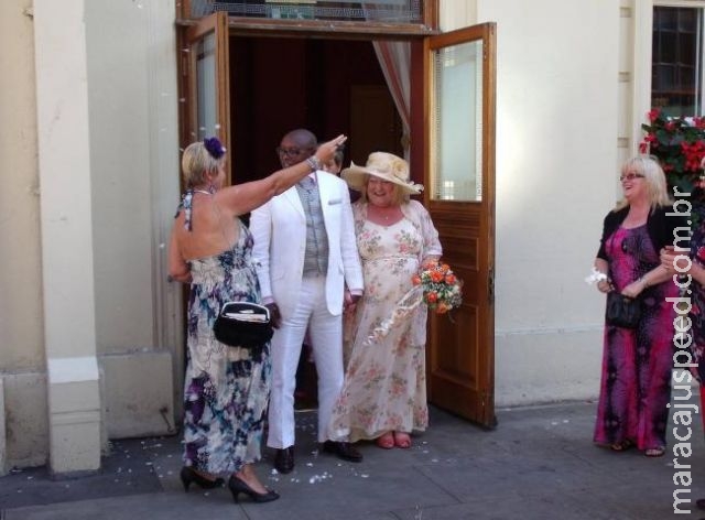 Aposentada se casa com sujeito que conheceu na web e descobre 47 amantes Aposentada se casa com sujeito que conheceu na web e descobre 47 amantes