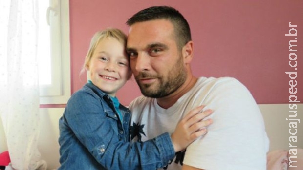 O pai que ganhou 350 dias de férias para cuidar de filha com câncer O pai que ganhou 350 dias de férias para cuidar de filha com câncer