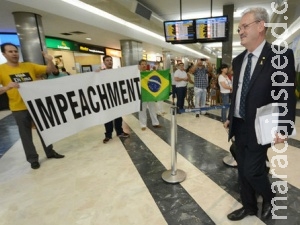 Grupo recepciona políticos e cobra impeachment Grupo recepciona políticos e cobra impeachment