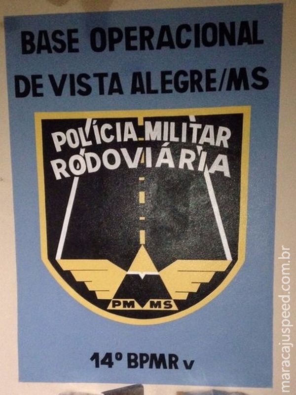 A Polícia Militar Rodoviária cumpre mandado de prisão