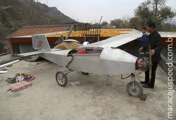 Agricultor chinês gasta R$ 16 mil para construir avião caseiro