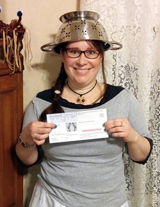 Na carteira de motorista, americana exibe foto com escorredor na cabeça Na carteira de motorista, americana exibe foto com escorredor na cabeça