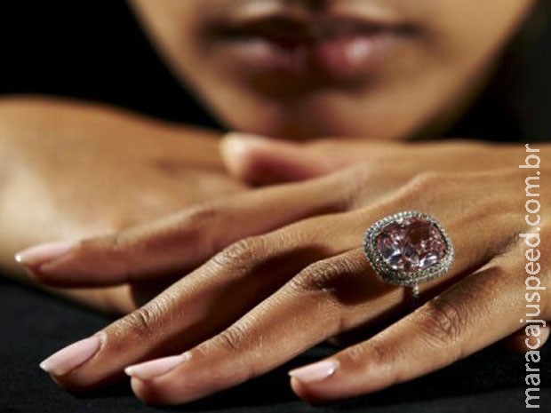 Anel com diamante rosa raro é vendido por R$ 105 milhões em leilão