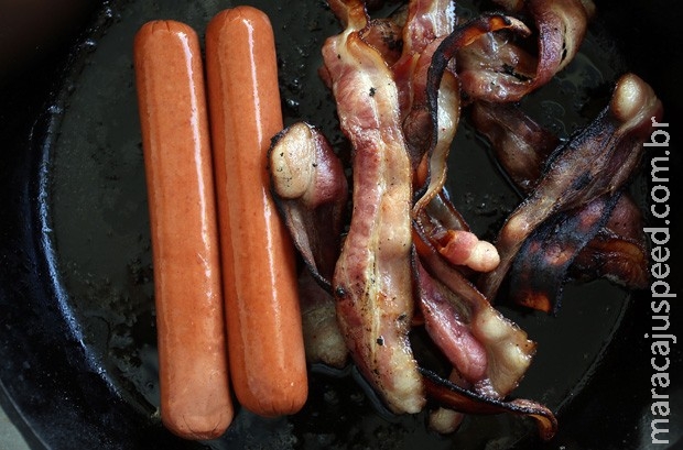 Venda de bacon na Grã-Bretanha cai após estudo indicar risco de câncer Venda de bacon na Grã-Bretanha cai após estudo indicar risco de câncer