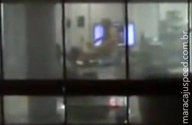 Casal deixa luzes acesas e é flagrado fazendo sexo em escritório