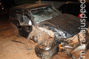 Homem rouba carro de vereador, perde o controle e atinge lanchonete