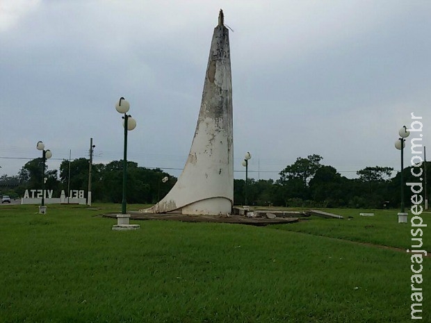 Vendaval quebra monumento e deixa Bela Vista, MS, sem energia elétrica Vendaval quebra monumento e deixa Bela Vista, MS, sem energia elétrica
