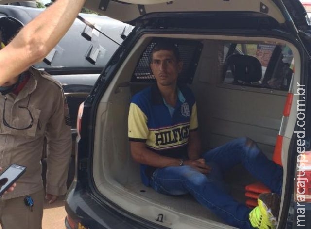 Bombeiros presenciam capotamento com carro lotado de droga e capturam suspeito