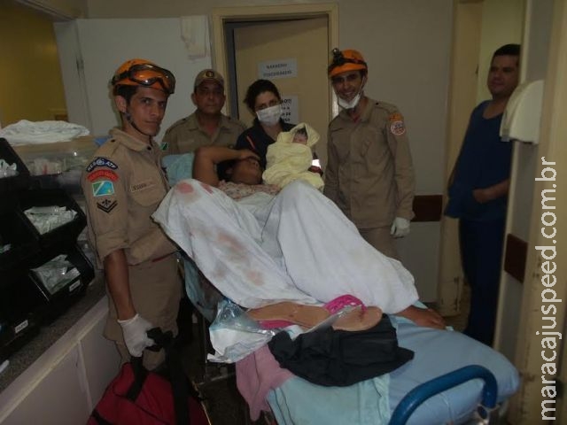 Menina nasce em viatura dos Bombeiros de Dourados Menina nasce em viatura dos Bombeiros de Dourados