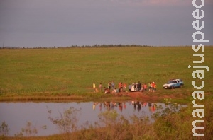 Amigos vão a lago se refrescar e menino de 8 anos morre afogado Amigos vão a lago se refrescar e menino de 8 anos morre afogado