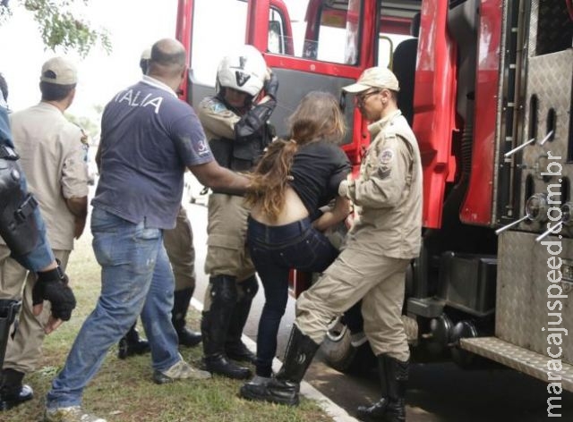 Vítima de marido agressor entra em desespero e ameça se jogar de viaduto Vítima de marido agressor entra em desespero e ameça se jogar de viaduto