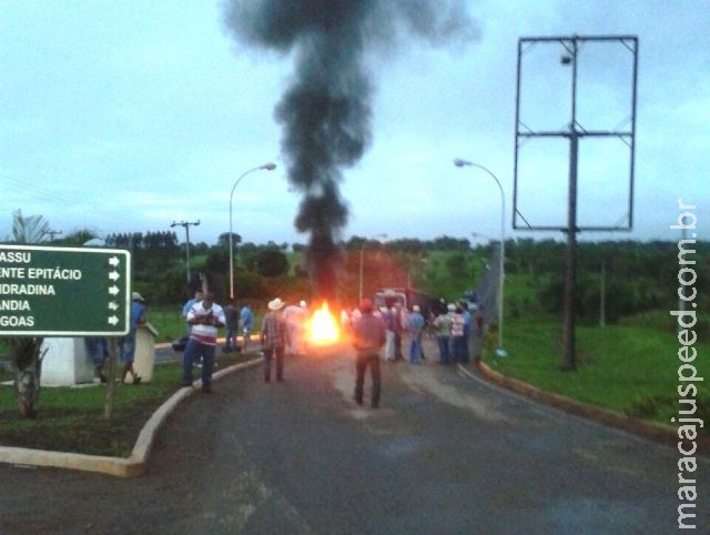 Moradores bloqueiam a 338 contra tráfego pesado e por segurança no trânsito Moradores bloqueiam a 338 contra tráfego pesado e por segurança no trânsito