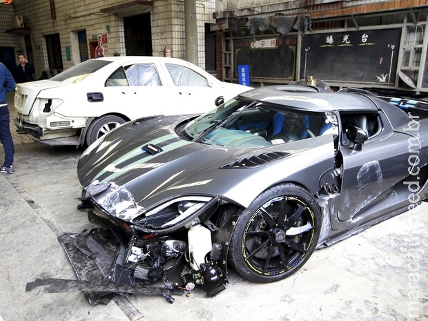 "Hiperesportivo" de mais de R$ 6 milhões fica destruído na China "Hiperesportivo" de mais de R$ 6 milhões fica destruído na China