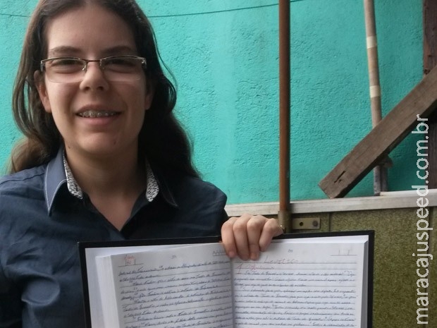 Jovem de SP copia a Bíblia à mão em oito meses e bate recorde brasileiro Jovem de SP copia a Bíblia à mão em oito meses e bate recorde brasileiro