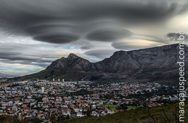 Nuvens em forma de disco voador chamam a atenção na África do Sul Nuvens em forma de disco voador chamam a atenção na África do Sul