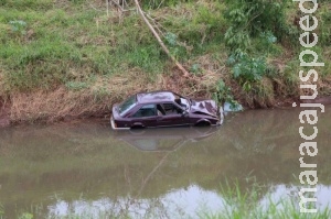 Condutor perde o controle, cai em córrego, foge e abandona veículo