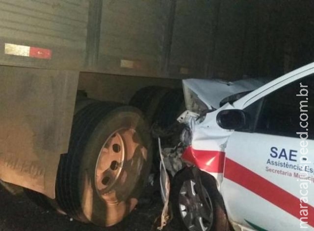 Passageira morre em acidente entre carretas e carro que transportava pacientes