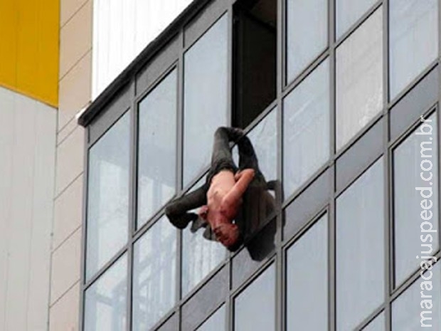 Russo fica pendurado pela calça por 30 minutos no 15º andar de prédio