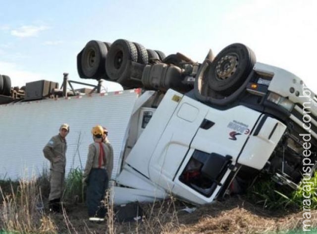 Motorista e passageiro morrem após caminhão tombar em curva da MS-306