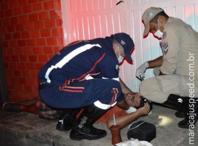 Ao negar cerveja para dupla, homem é espancado com socos e chutes
