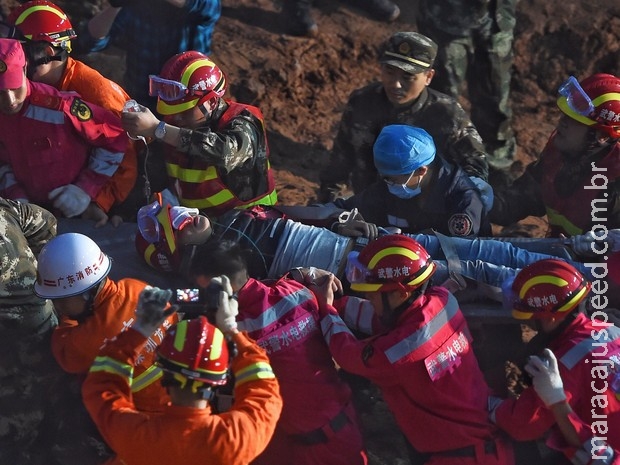 Jovem de 19 anos é resgatado com vida após 3 dias soterrado na China Jovem de 19 anos é resgatado com vida após 3 dias soterrado na China