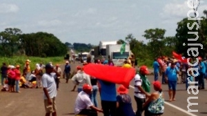 Após mais de 3 horas de bloqueio, manifestantes liberam BR-163 Após mais de 3 horas de bloqueio, manifestantes liberam BR-163