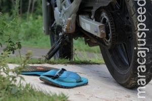 Motociclista fica em estado grave ao bater moto em lateral de caminhão