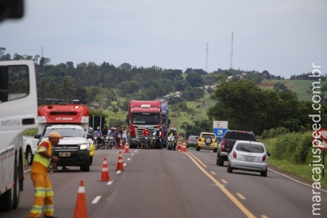 Retirada de carreta que tombou na BR 163 causa congestionamento de 7 Km