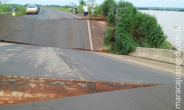 Ponte desmorona e ligação de MS com Paraná pela BR-487 é interditada Ponte desmorona e ligação de MS com Paraná pela BR-487 é interditada