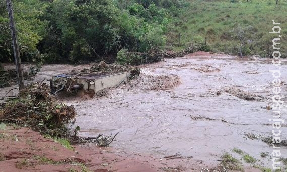 Sanesul recupera estragos nas redes de água e esgoto causados pelas chuvas Sanesul recupera estragos nas redes de água e esgoto causados pelas chuvas