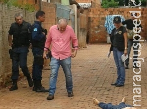 Homem é executado com cinco tiros após atender chamado em portão Homem é executado com cinco tiros após atender chamado em portão