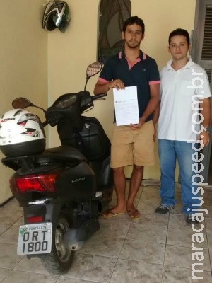 Motociclista recebe multa por "conduzir sem cinto de segurança" Motociclista recebe multa por "conduzir sem cinto de segurança"