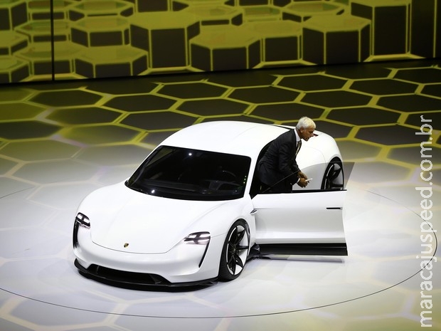 Porsche investirá € 1 bilhão para construir esportivo 100% elétrico Porsche investirá € 1 bilhão para construir esportivo 100% elétrico