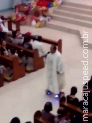 Padre recebe punição após celebrar missa em hoverboard Padre recebe punição após celebrar missa em hoverboard