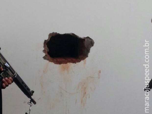 Dez presos fogem por buraco na parede de carceragem Dez presos fogem por buraco na parede de carceragem