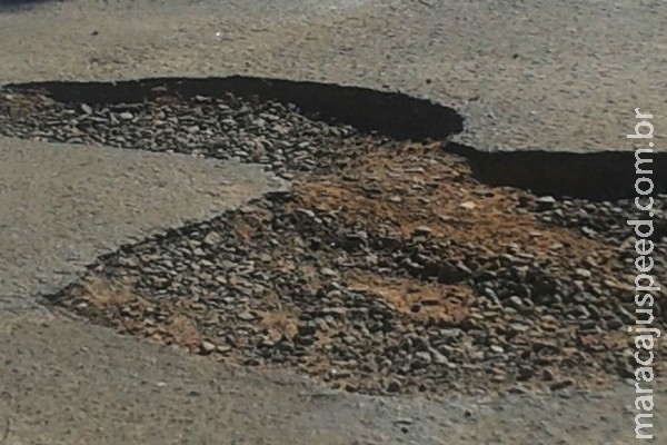 Pneu fura em buraco e motorista é assaltado ao parar para trocar em MS