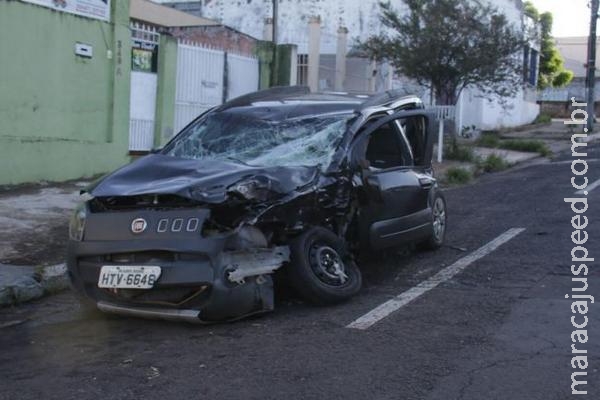 Hilux cai na antiga pedreira do São Francisco, supostamente fugindo de assaltantes Hilux cai na antiga pedreira do São Francisco, supostamente fugindo de assaltantes