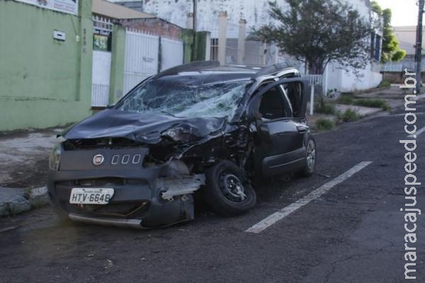 Hilux cai na antiga pedreira do São Francisco, supostamente fugindo de assaltantes