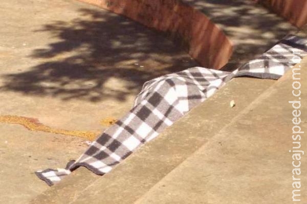 Morador de rua é degolado e corpo é encontrado em praça Morador de rua é degolado e corpo é encontrado em praça